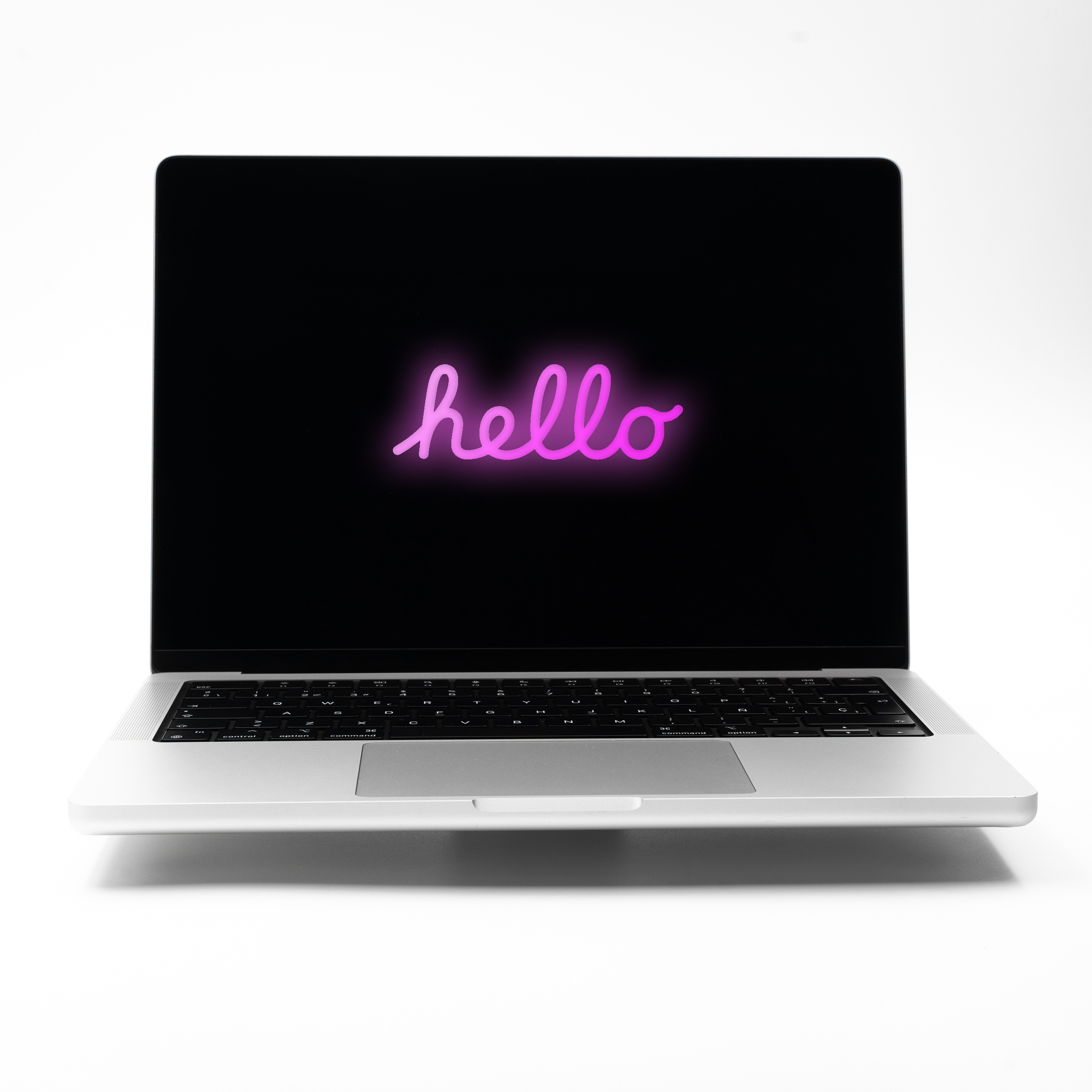 MacBook Pro 14 M4 Silver z różowym neonowym napisem Hello na ekranie