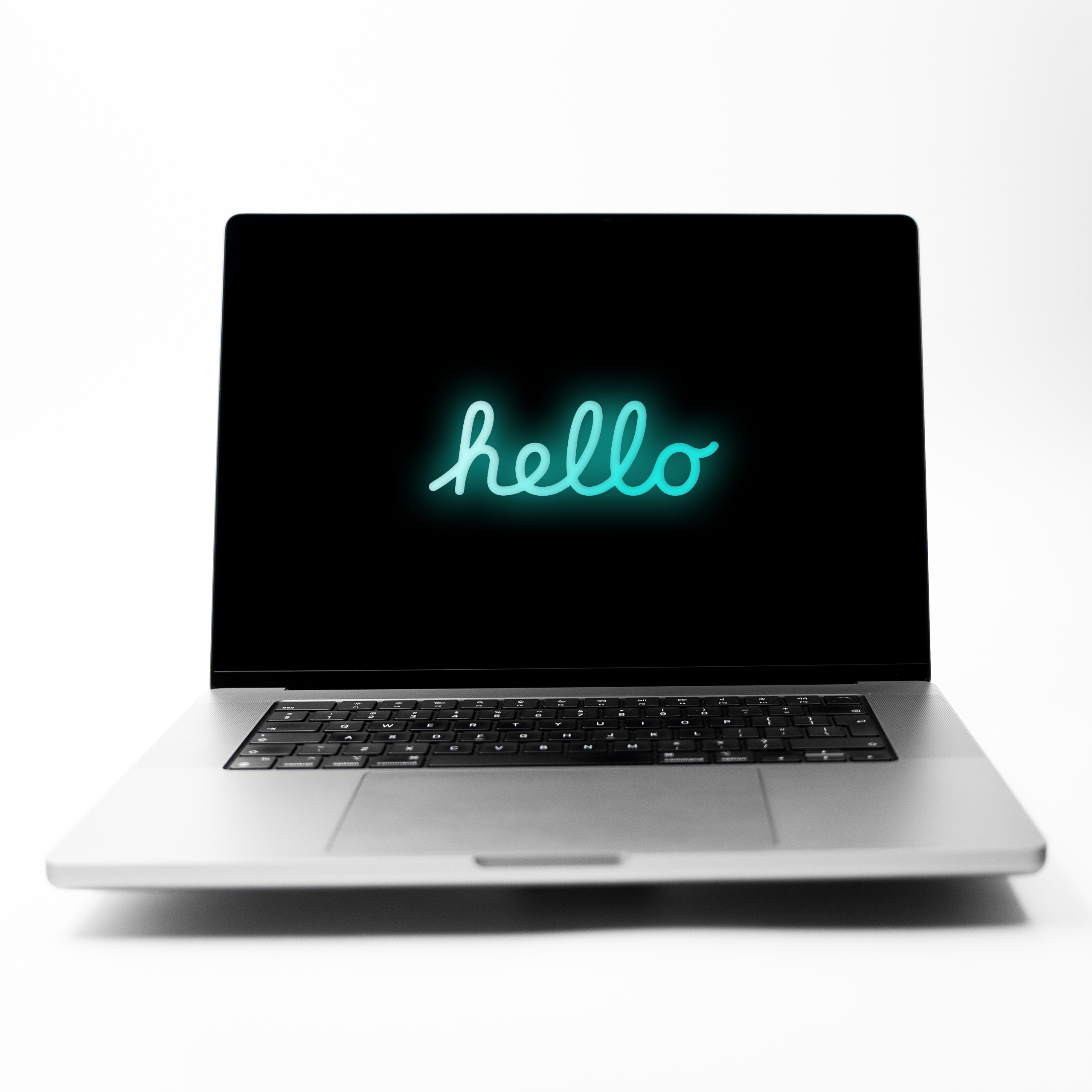 MacBook Pro 16 M1 Max Space Grey z turkusowym neonowym napisem Hello na ekranie