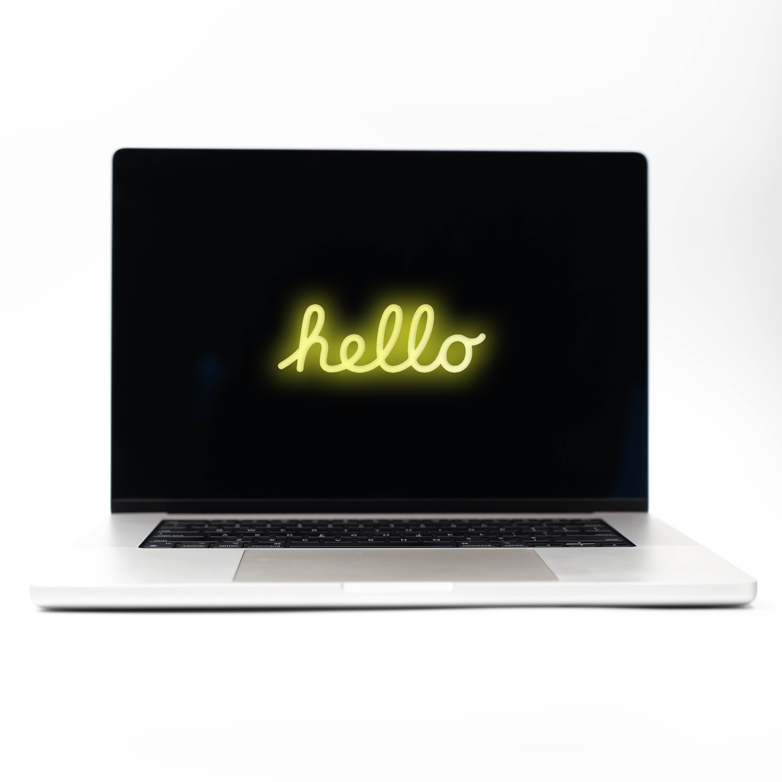 MacBook Pro 16 M3 Pro Silver z żółtym neonowym napisem Hello na ekranie